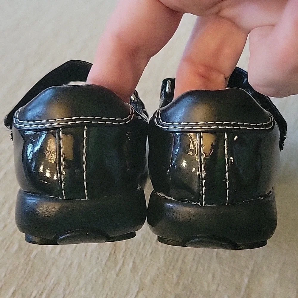 SMART STEP black patent leather mary jane shoes, hearts. Hook loop closure. 5W